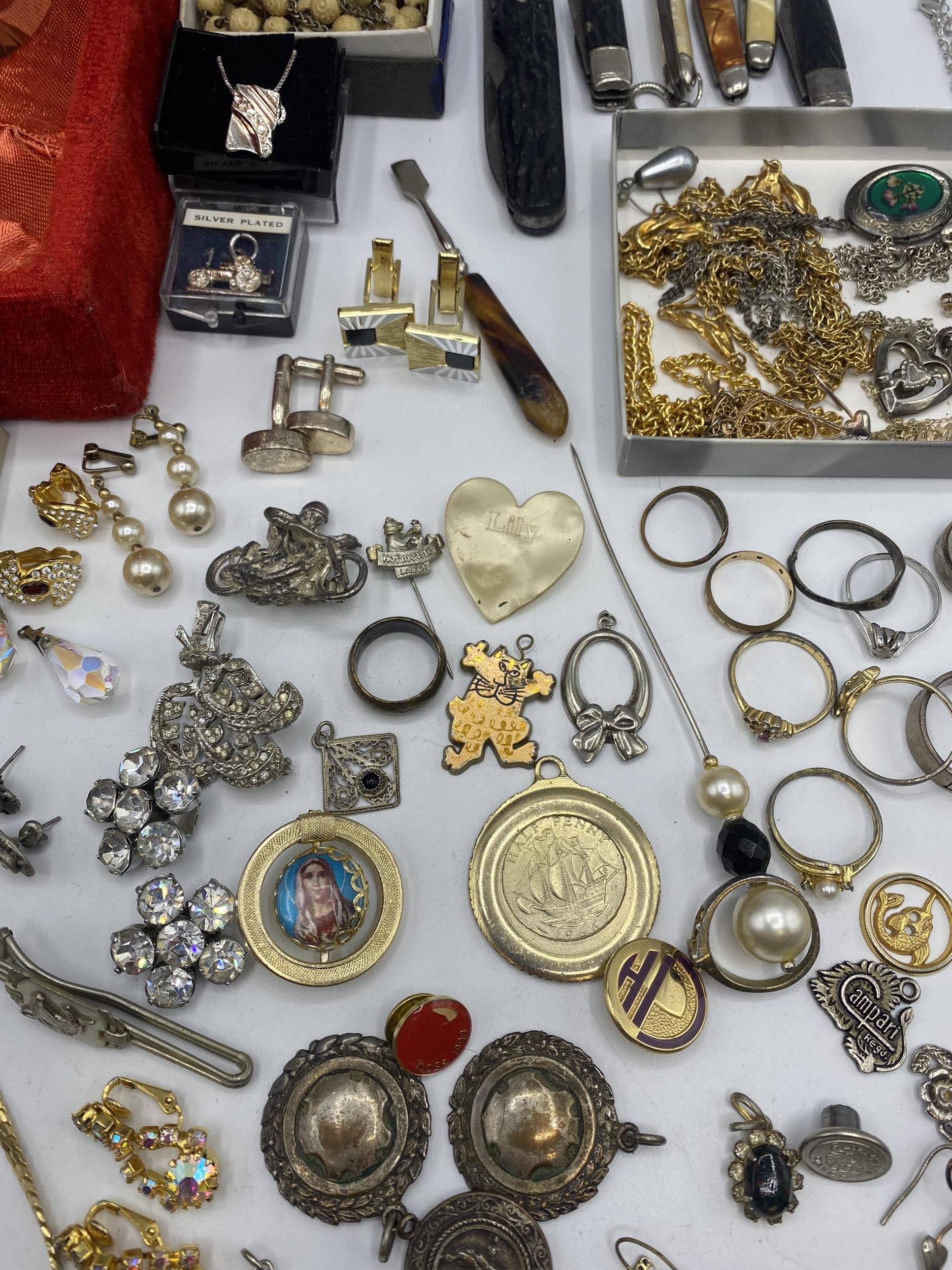 A collection of silver, unmarked white metal and costume jewellery. - Image 8 of 9