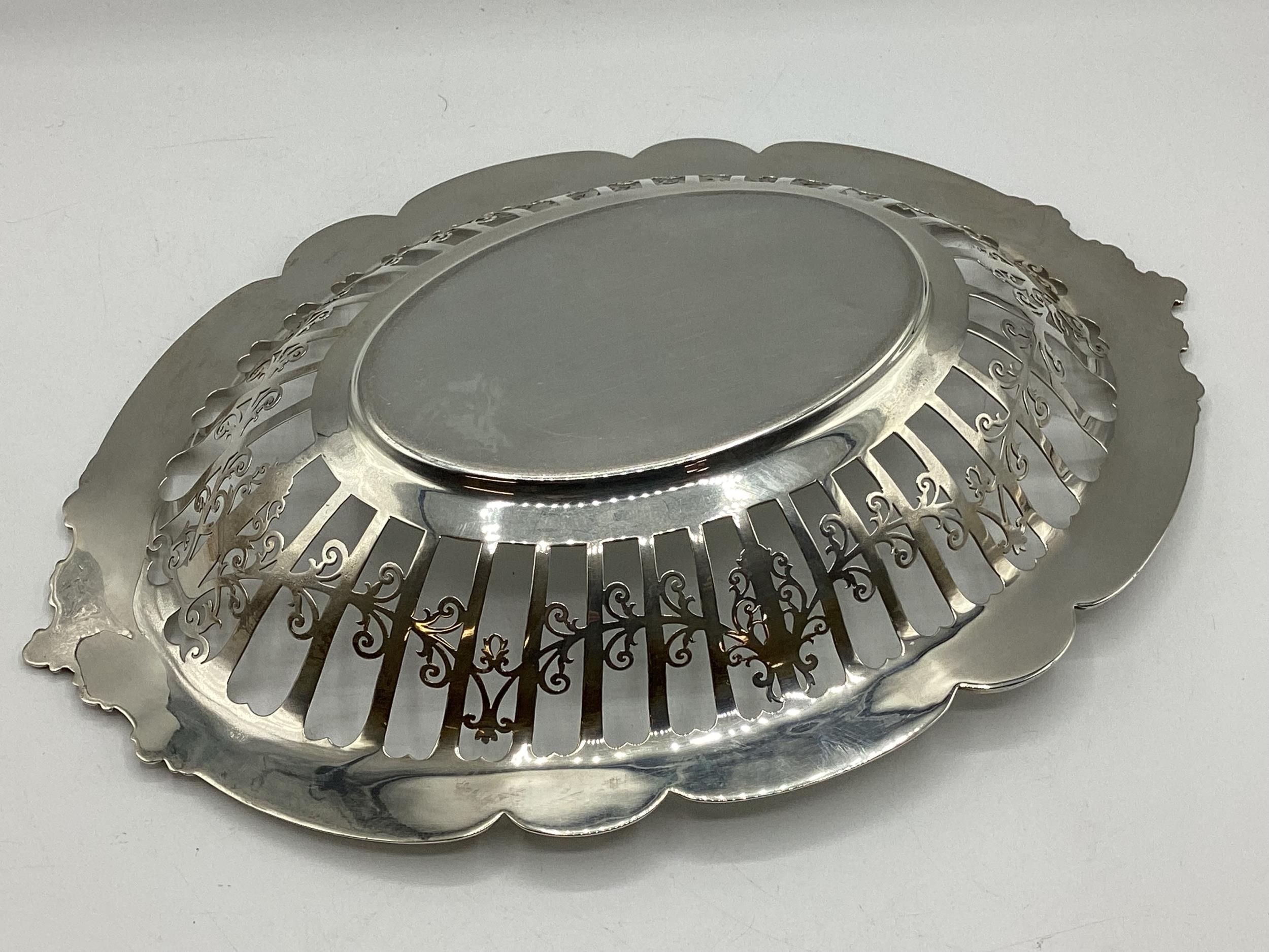 A sterling silver pierced bread basket. James Deakin and Son Chester 1911, 433 G - Image 4 of 4