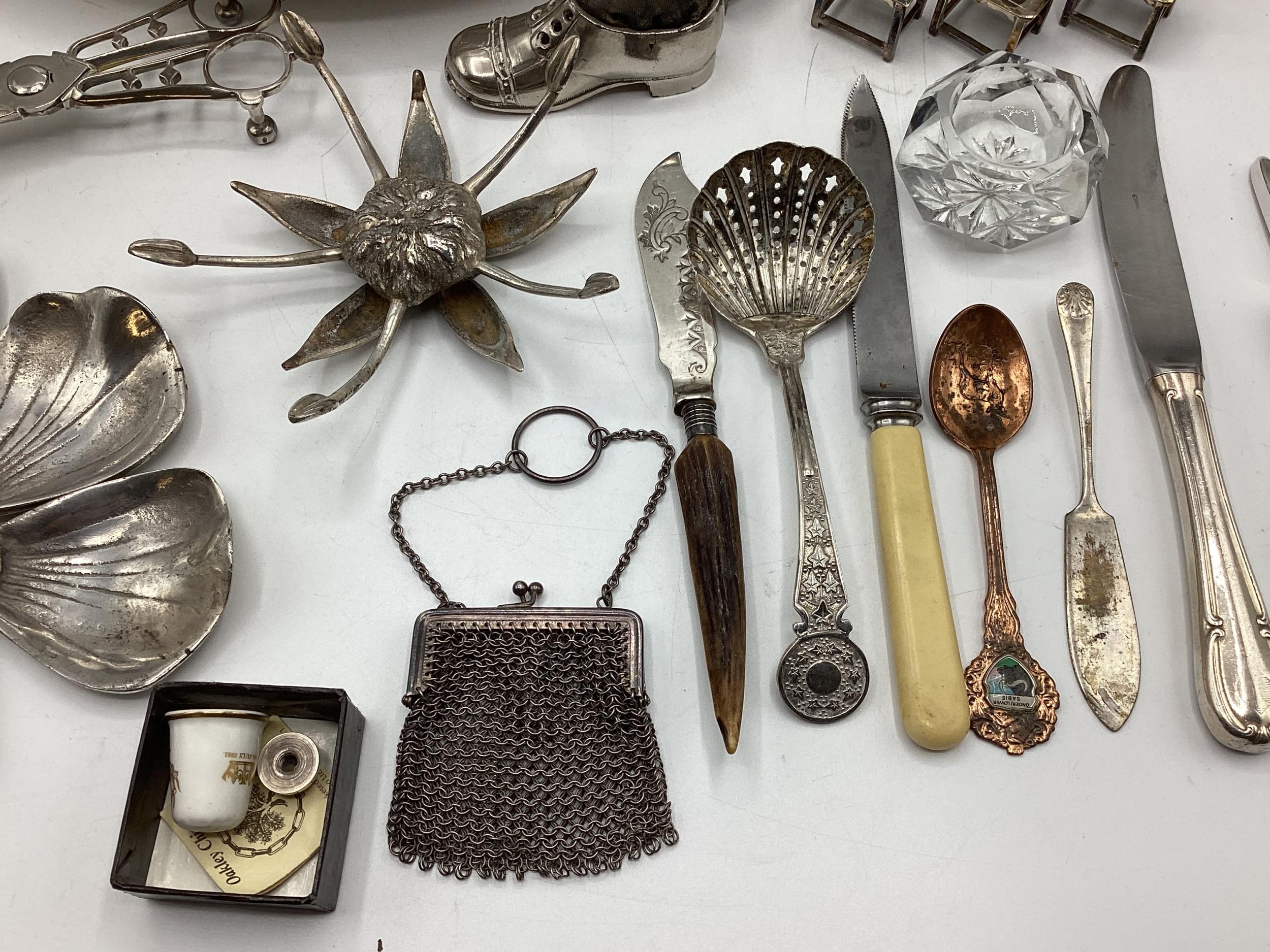 A collection of unmarked white metal items to include wick scissors, dolls house furniture and other - Image 4 of 6