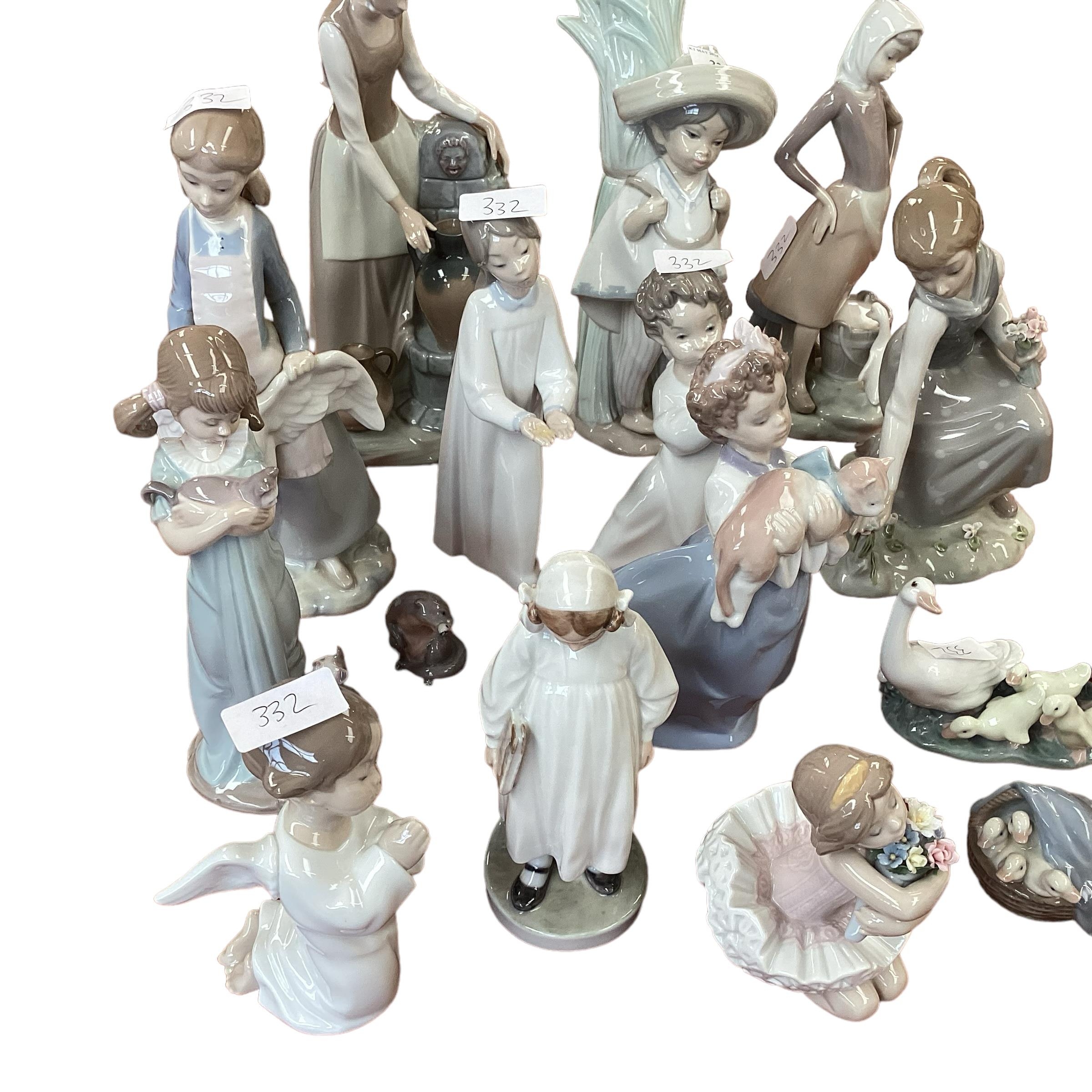 A quantity of Lladro figures - Image 10 of 10