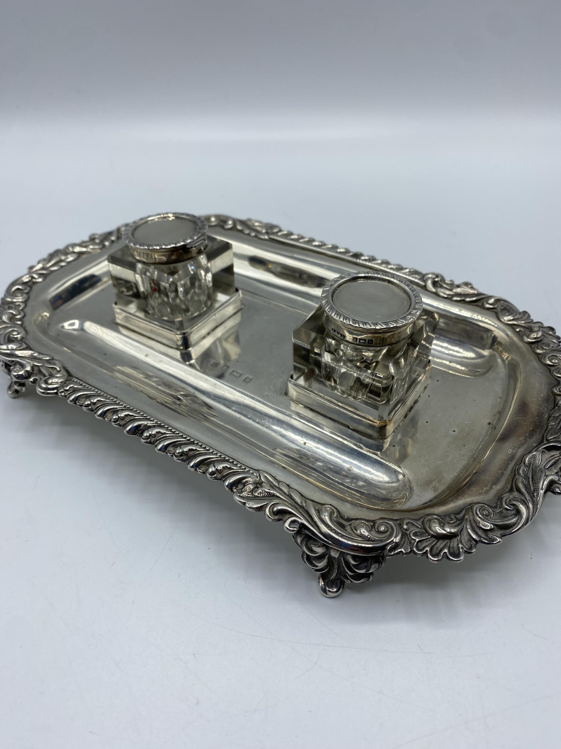 A sterling silver pen tray and ink well with cast border on acanthus leaf supports. With original - Image 2 of 7