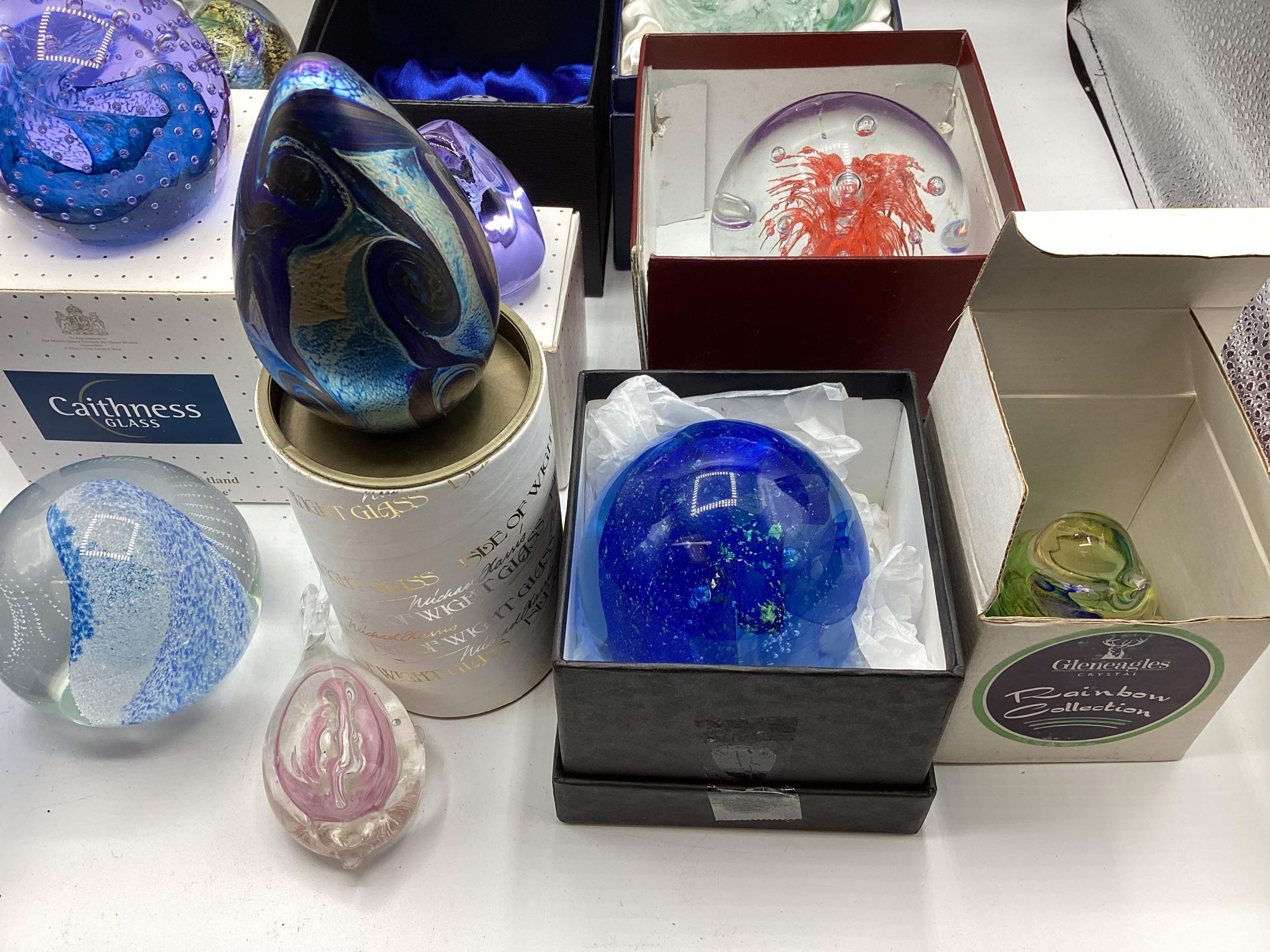 A quantity of glass paperweights, to include Caithness, Isle of Wight, Gleneagles Crystal, - Image 5 of 5