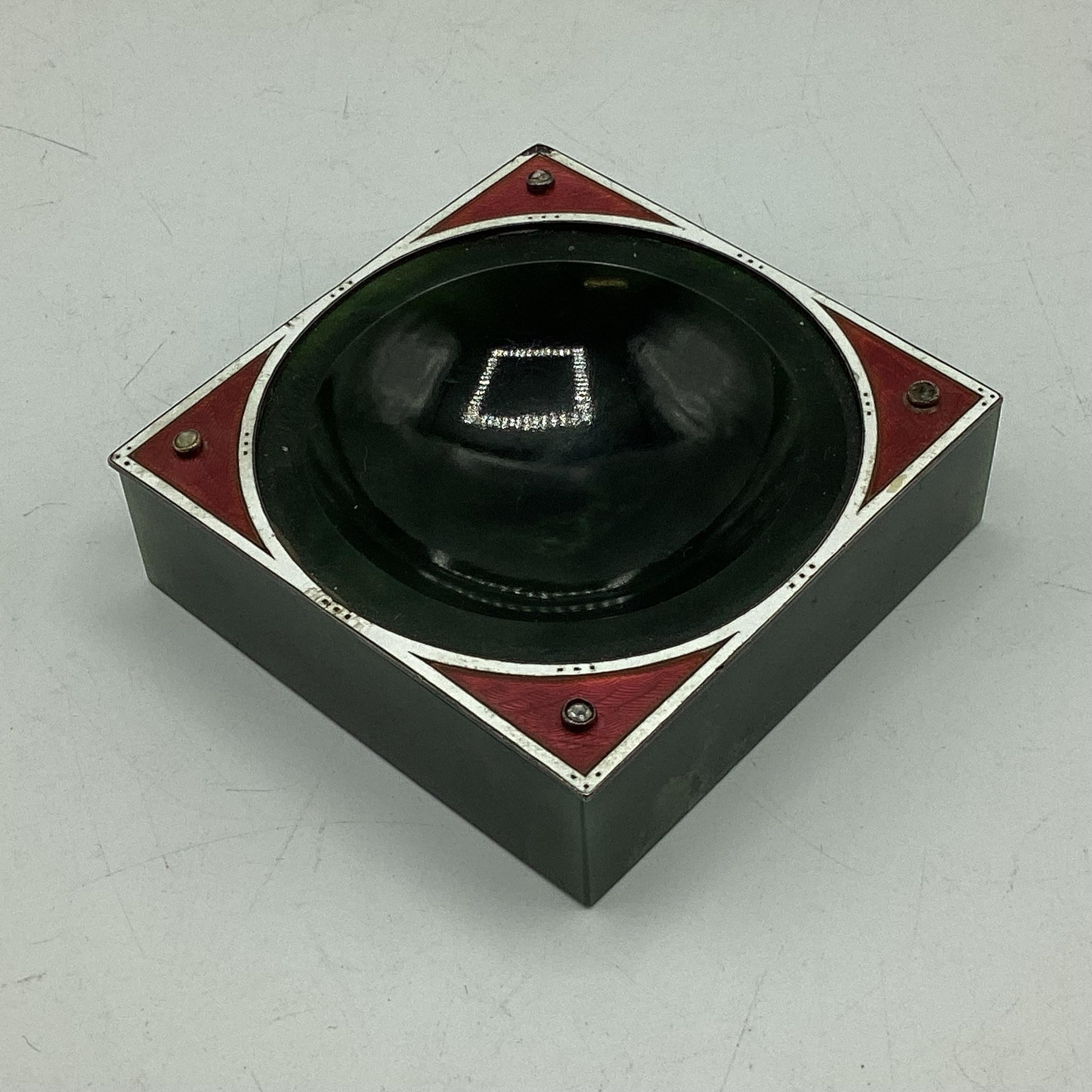 A Nephrite, white metal and engine turned enamel pin tray with old and rose cut diamond accents( - Bild 3 aus 4