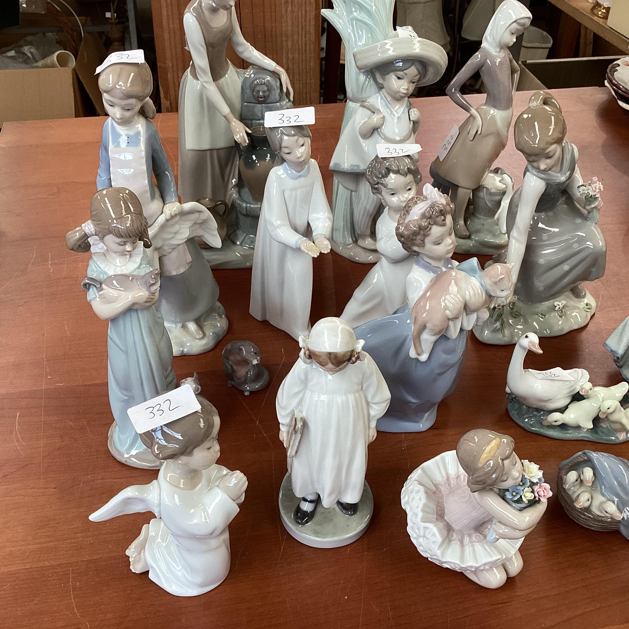 A quantity of Lladro figures - Image 4 of 10