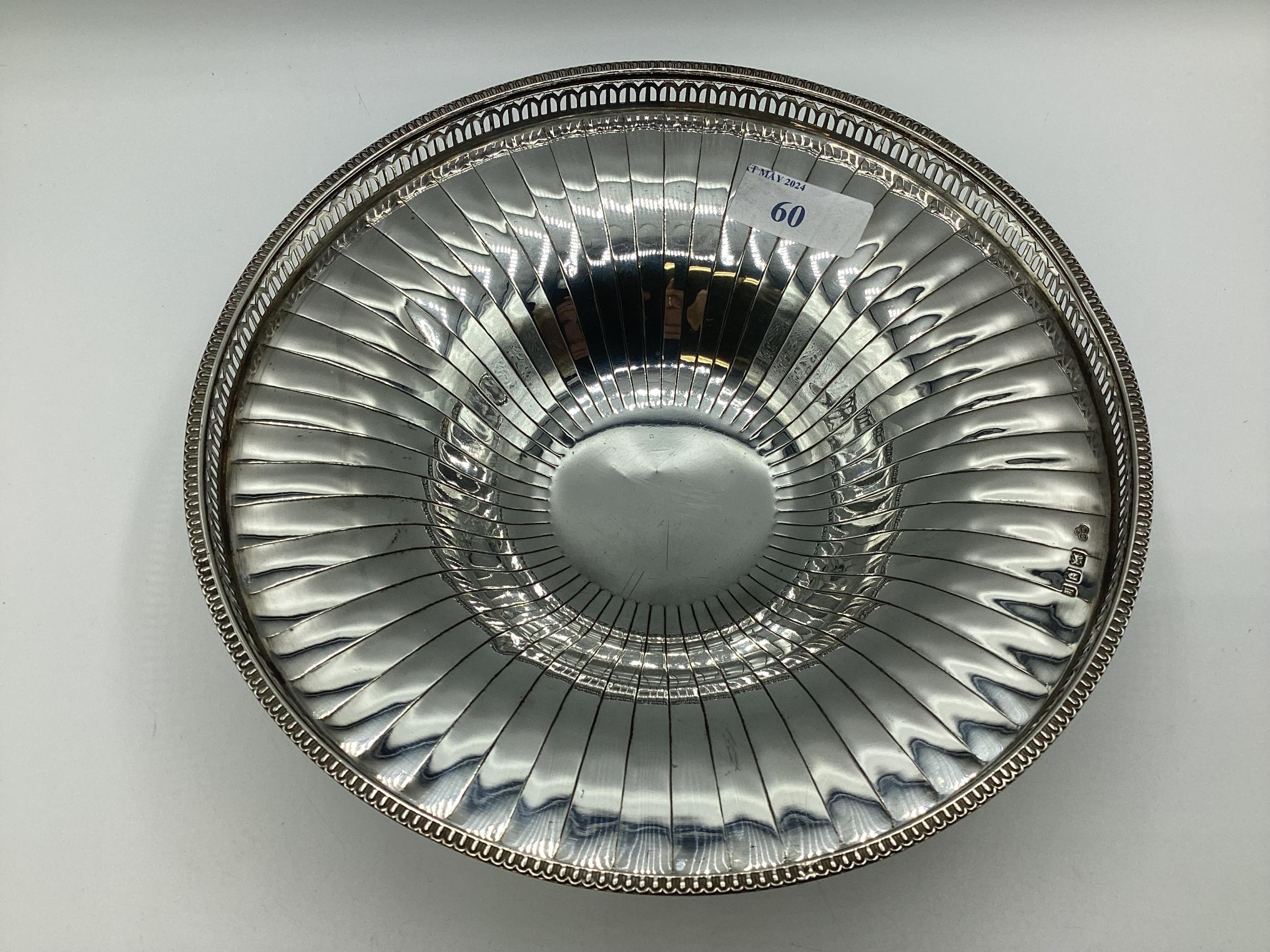 A Sterling silver circular footed bowl with pierced gallery, Goldsmiths & Silversmiths Co London, - Image 2 of 5