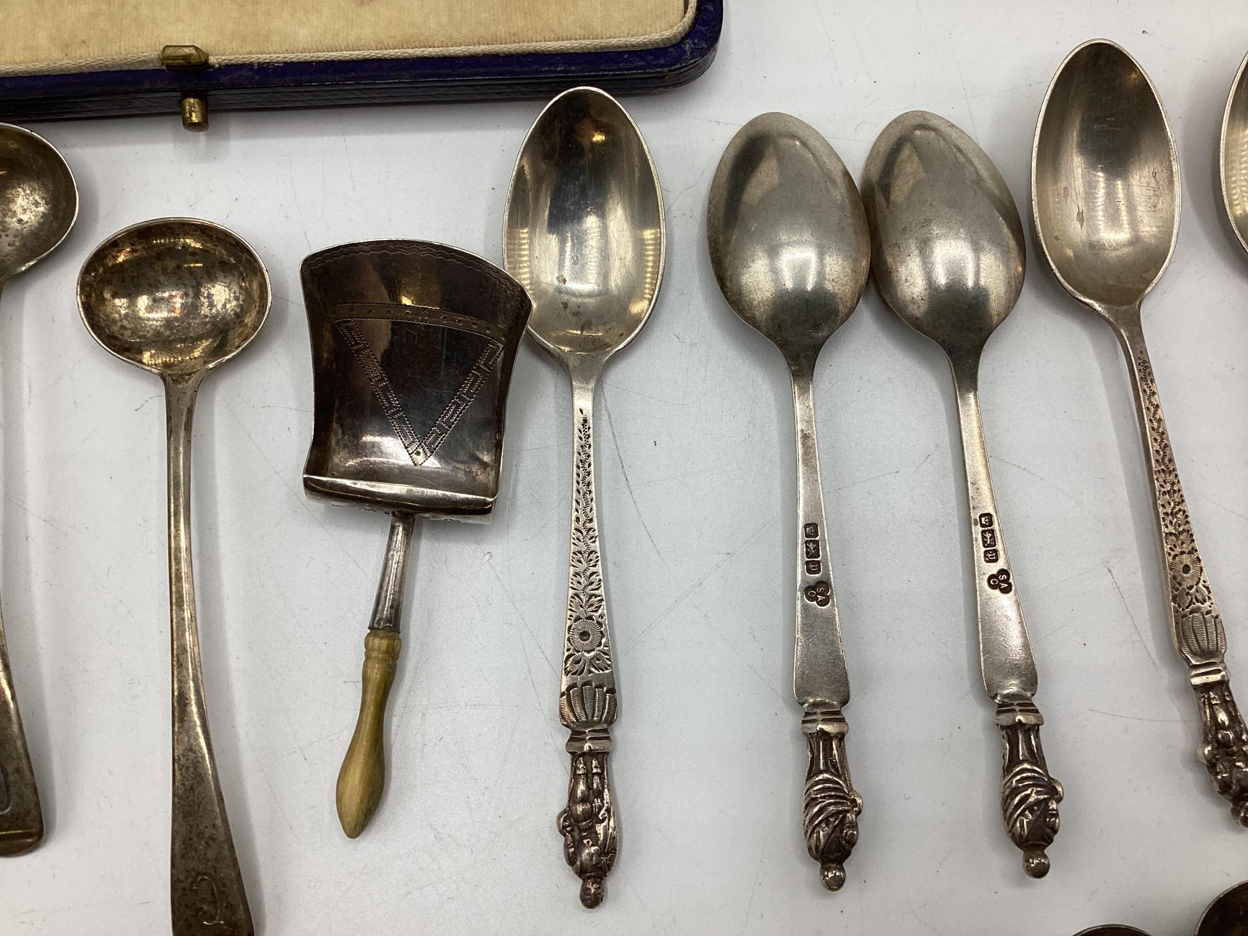 A collection of sterling silver and white metal items to include a boxed set of coffee spoons. - Image 8 of 8