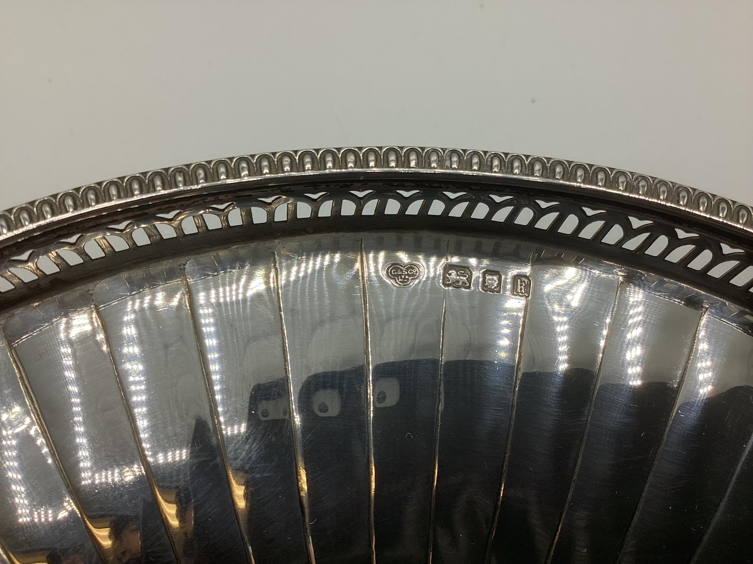 A Sterling silver circular footed bowl with pierced gallery, Goldsmiths & Silversmiths Co London, - Image 3 of 5