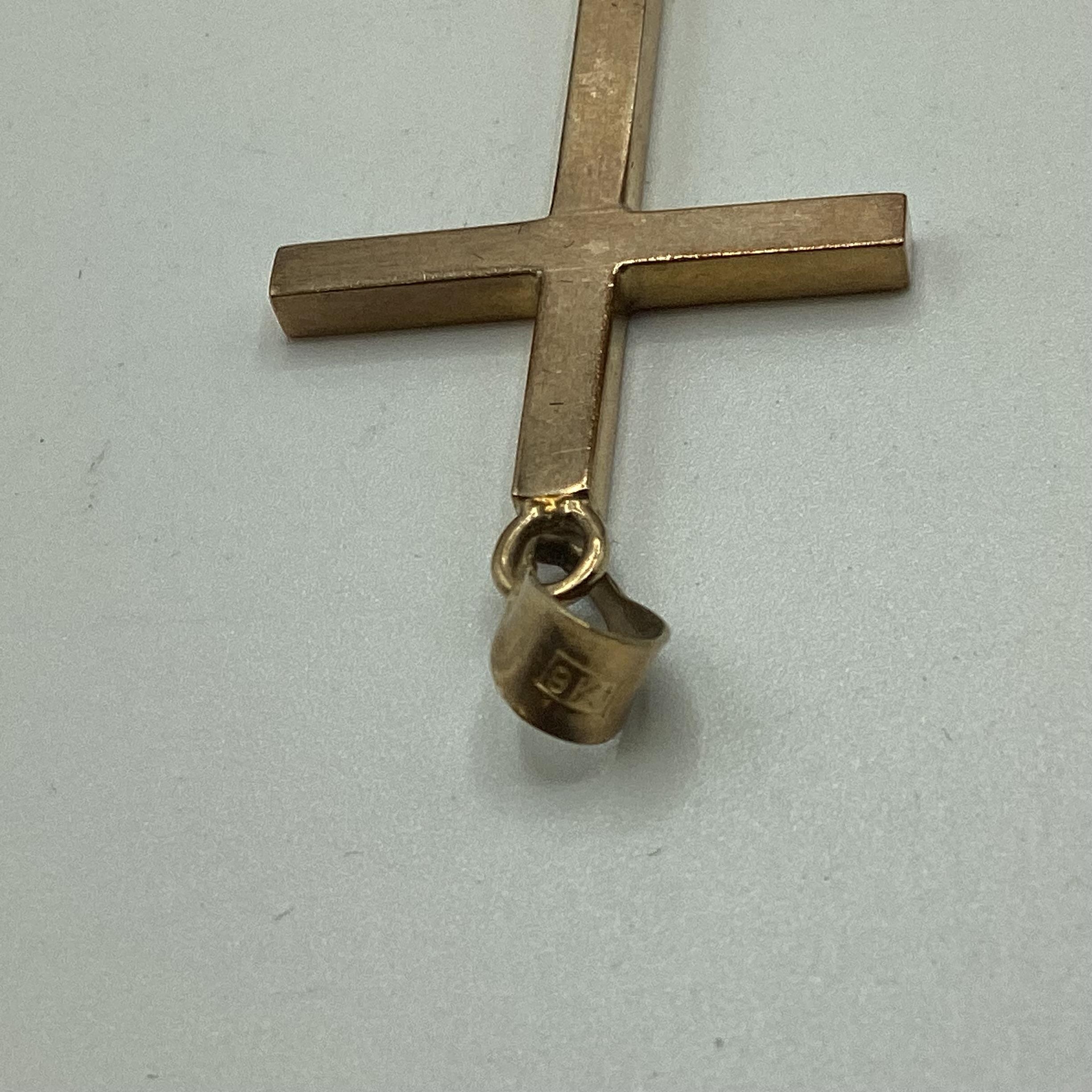 A collection of 9ct gold items , crucifix, ingot pendant and chain, pin brooch, together with a 10ct - Image 3 of 4