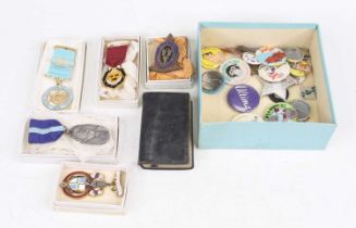 Sundry masonic gilt metal and enamel jewels together with a small collection of pin badges from