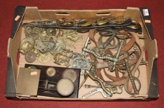 A collection of metal ware to include a pair of Victorian brass postage scales, horse brasses and