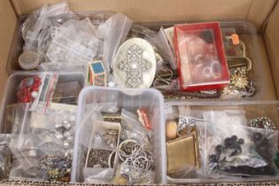 A large quantity of costume jewellery to include brooches, necklaces, faux pearls etc