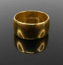 A 22ct gold plain wedding band 8.2g, size L