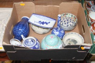 A collection of oriental ceramics to inlcude a Chinese porcelain bottle vase in the blue & white