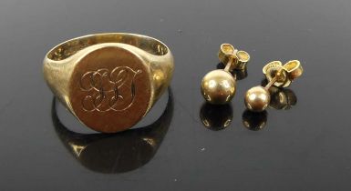 A gents 9ct gold signet ring, size R, together with a pair of 9ct gold ear studs, gross weight 5.