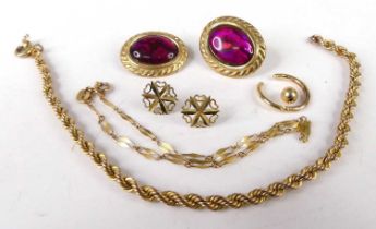 Assorted 9ct gold jewellery, to include a pair of enamel set ear studs, ropetwist bracelet (a/f),
