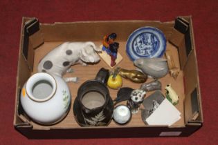 Miscellaneous items to include a Franklin Mint porcelain vase and a Chinese blue and white side