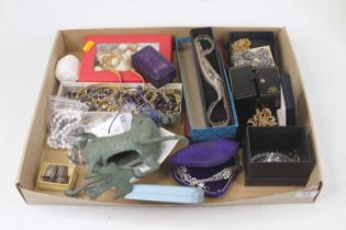 Mixed lot largely being costume jewellery to include various gilt metal necklaces, etc