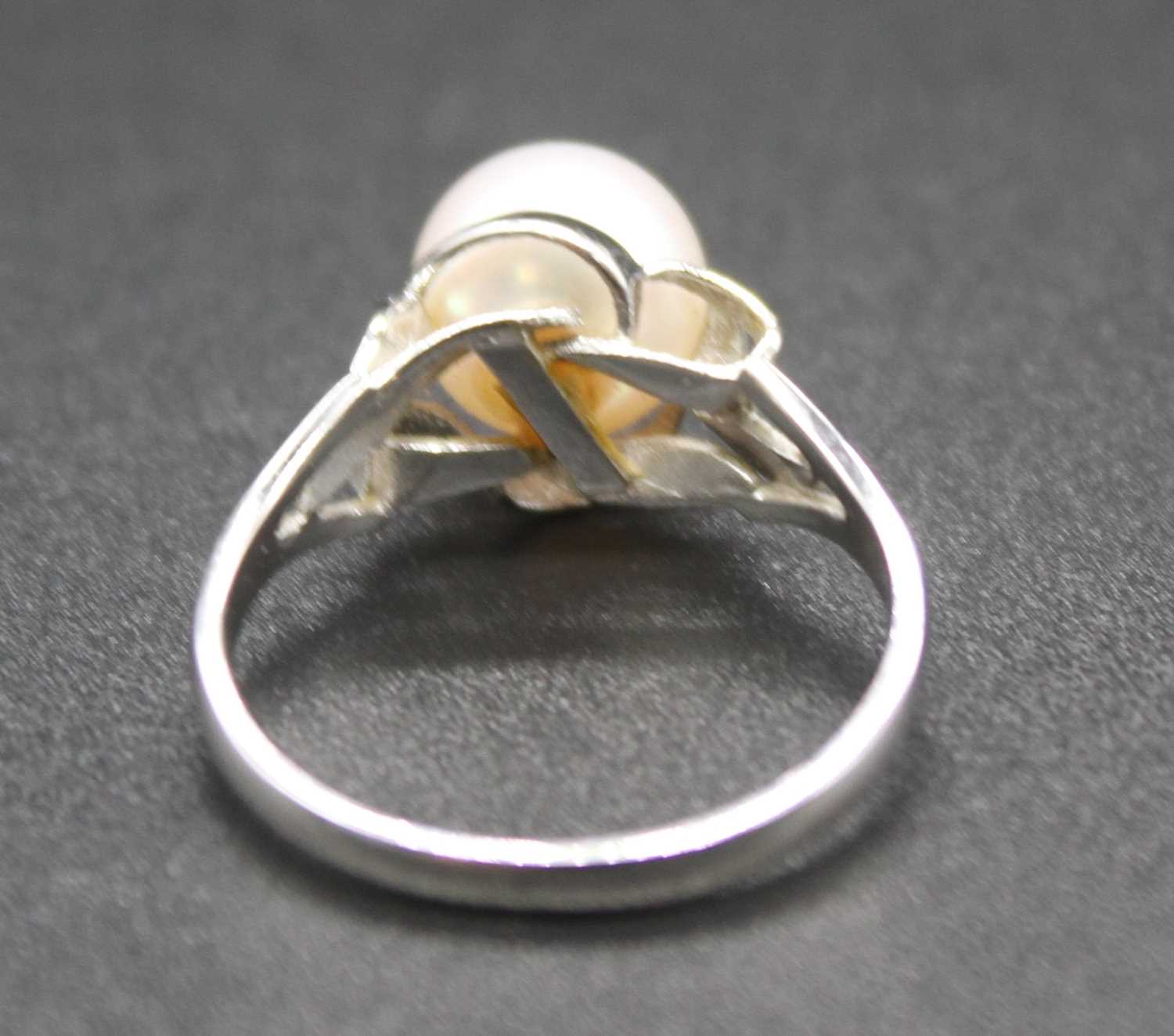 A modern white metal and cultured pearl set dress ring, pearl dia. approx 8.5mm, on a raised and - Image 3 of 3