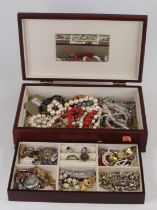 A jewellery box and contents of assorted costume to include brooches, rings, and necklaces