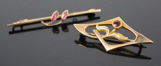 A vintage 9ct gold garnet set openwork brooch of lozenge shape and having steel pin, 37mm,