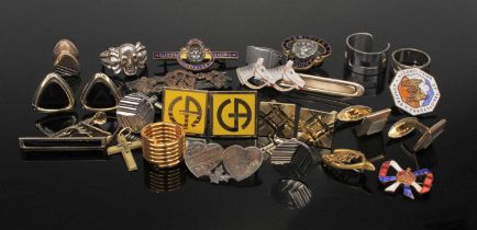 Assorted costume jewellery to include gent's cufflinks, yellow metal on silver bar brooch, enamelled