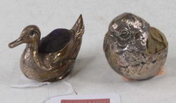 Circa 1910 silver pincushion modelled as a nesting bird, Chester assays, height 4.2cm, together with