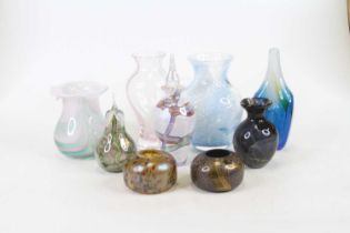 A collection of glass ware to include Isle of Wight and Caithness Both Isle of Wight items in good