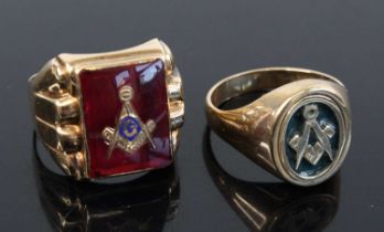 A gentlemans yellow metal Masonic ring with inset square and compass emblem, stamped 10kt and test