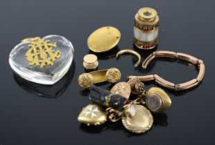 Assorted gilt and yellow metal wares, costume jewellery, etc, to include safety pin brooch