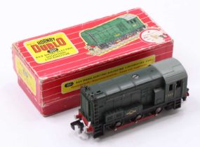 2231 Hornby-Dublo 2-rail 0-6-0 Diesel electric shunter, BR green D3302, one-piece rods, all steps in