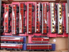 Tray containing 14 Hornby-Dublo boxed coaches – five tinplate and nine Super Detail. 2 x 4049