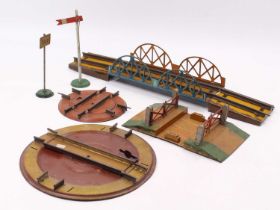 Tray of 0-gauge clockwork accessories stated by vendor to be made by Fischer: viaduct with ramps;