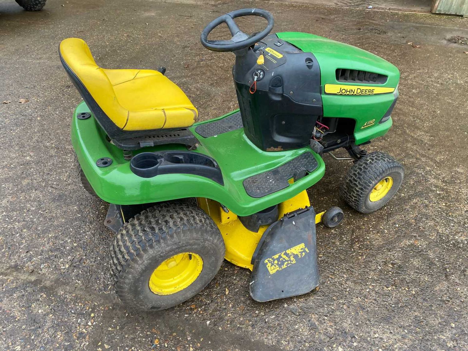 John Deere X110 Lawn Mower. 700 Hours. New Blades. New Battery (Located in Barnham, Thetford) (VAT) - Image 5 of 6