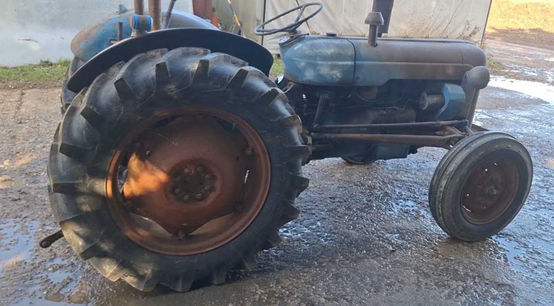 Dexta Tractor. 4,300 hours. Well maintained and in good working condition. Original parts and was - Bild 4 aus 10