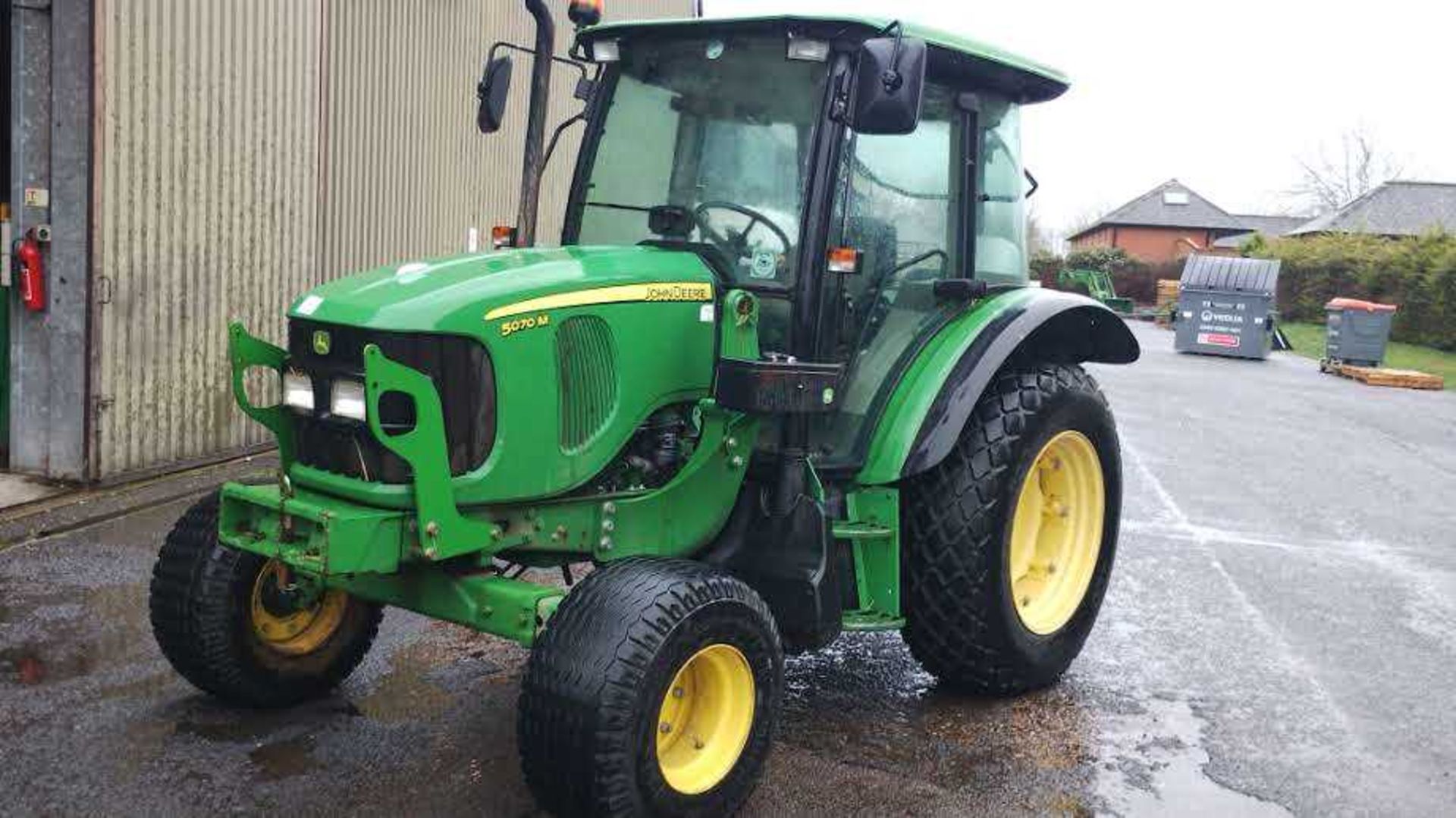 John Deere 5070M tractor with loader. Comes with bucket and tines. Low hours (1,609 hours) (Year / - Image 15 of 25