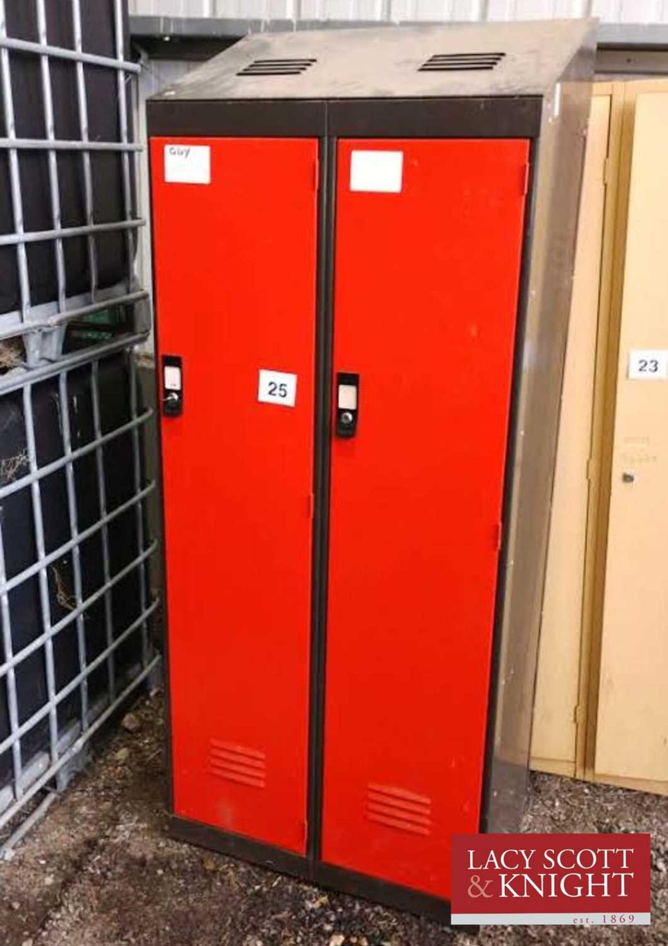 Set of 2 lockers (1 key) (Located in Euston, Thetford) (VAT)