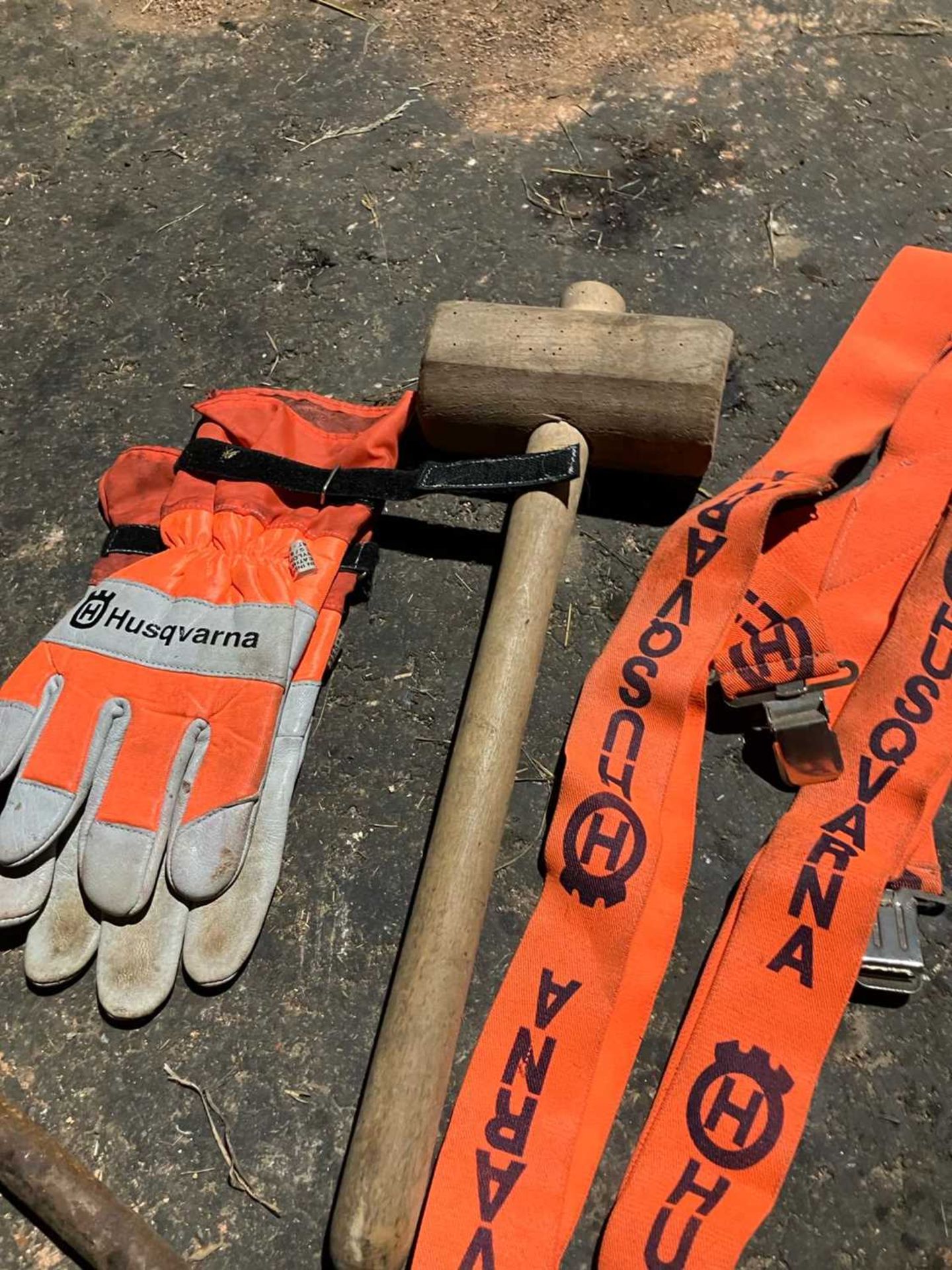 Husqvarna 36 Chainsaw plus tape, braces, mallet, gloves and log pick up tool (Located in Brandon) ( - Bild 4 aus 10