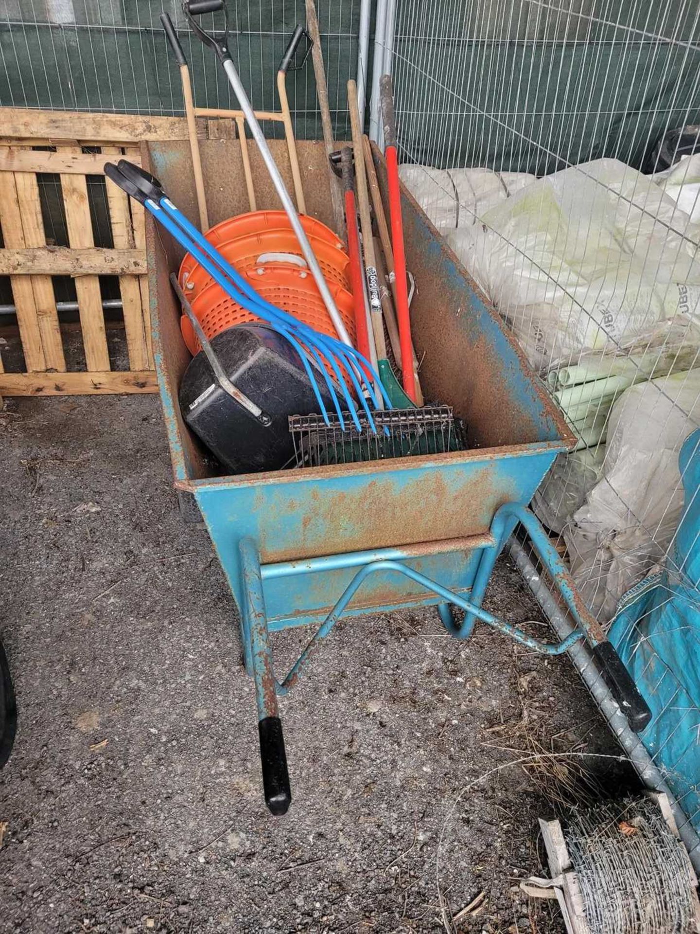 Muck out barrow with selection of hand tools (Located in Euston, Thetford) (VAT) - Bild 2 aus 3