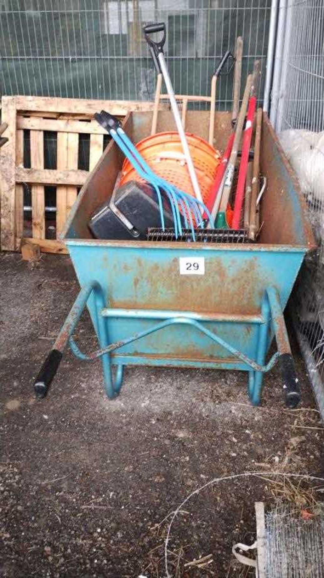 Muck out barrow with selection of hand tools (Located in Euston, Thetford) (VAT) - Bild 3 aus 3