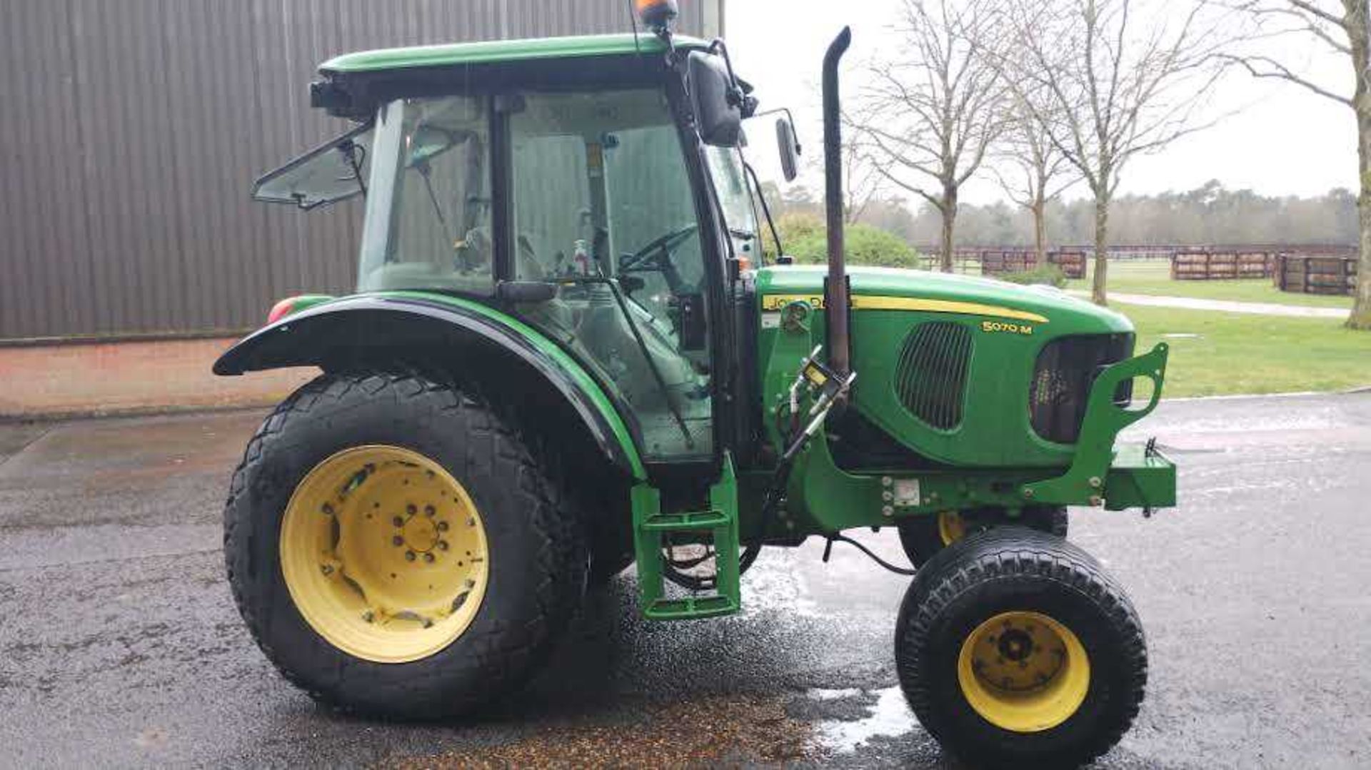 John Deere 5070M tractor with loader. Comes with bucket and tines. Low hours (1,609 hours) (Year / - Image 17 of 25