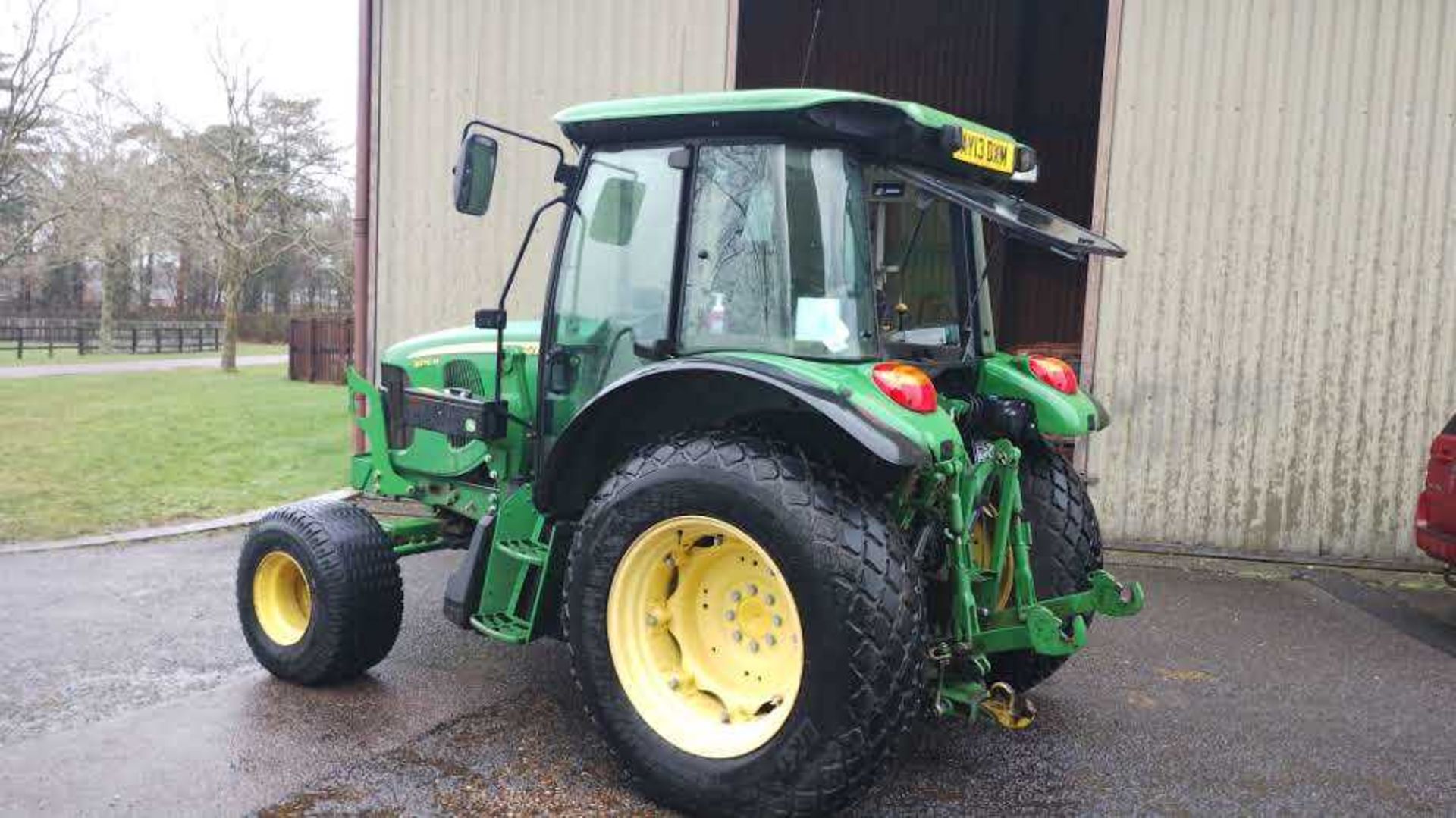 John Deere 5070M tractor with loader. Comes with bucket and tines. Low hours (1,609 hours) (Year / - Image 19 of 25