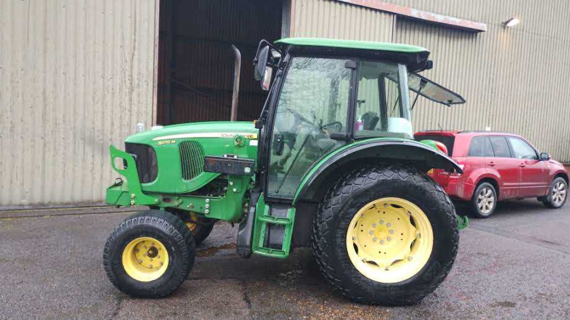 John Deere 5070M tractor with loader. Comes with bucket and tines. Low hours (1,609 hours) (Year / - Image 20 of 25