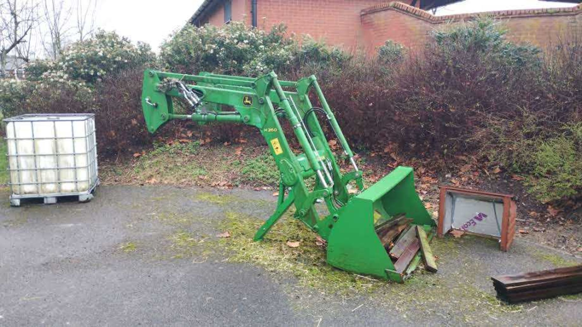 John Deere 5070M tractor with loader. Comes with bucket and tines. Low hours (1,609 hours) (Year / - Image 23 of 25