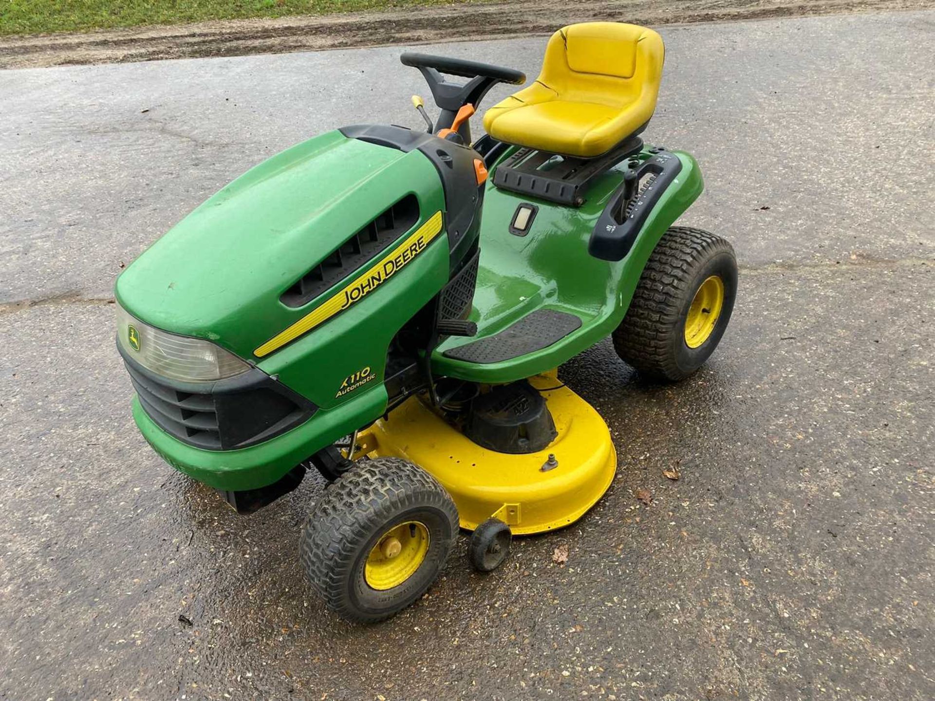 John Deere X110 Lawn Mower. 700 Hours. New Blades. New Battery (Located in Barnham, Thetford) (VAT) - Image 2 of 6