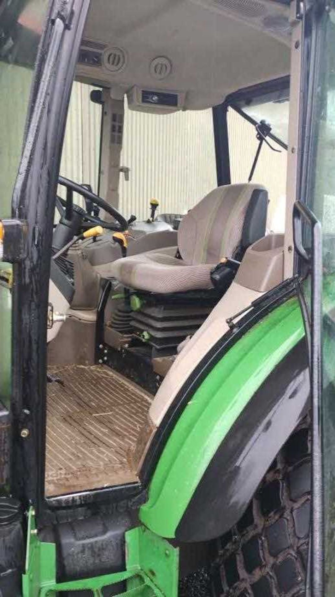 John Deere 5070M tractor with loader. Comes with bucket and tines. Low hours (1,609 hours) (Year / - Image 21 of 25
