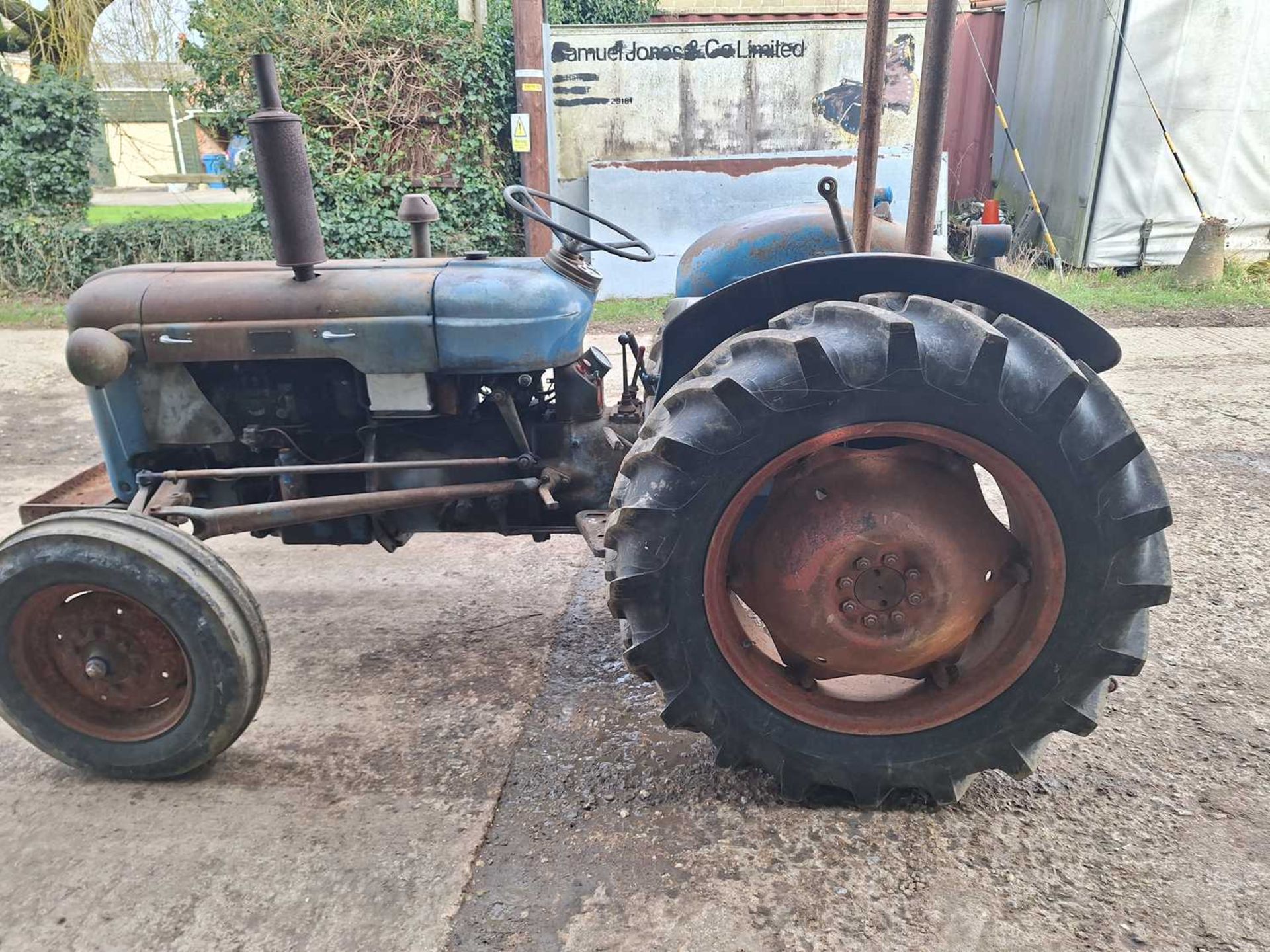 Dexta Tractor. 4,300 hours. Well maintained and in good working condition. Original parts and was - Bild 8 aus 10