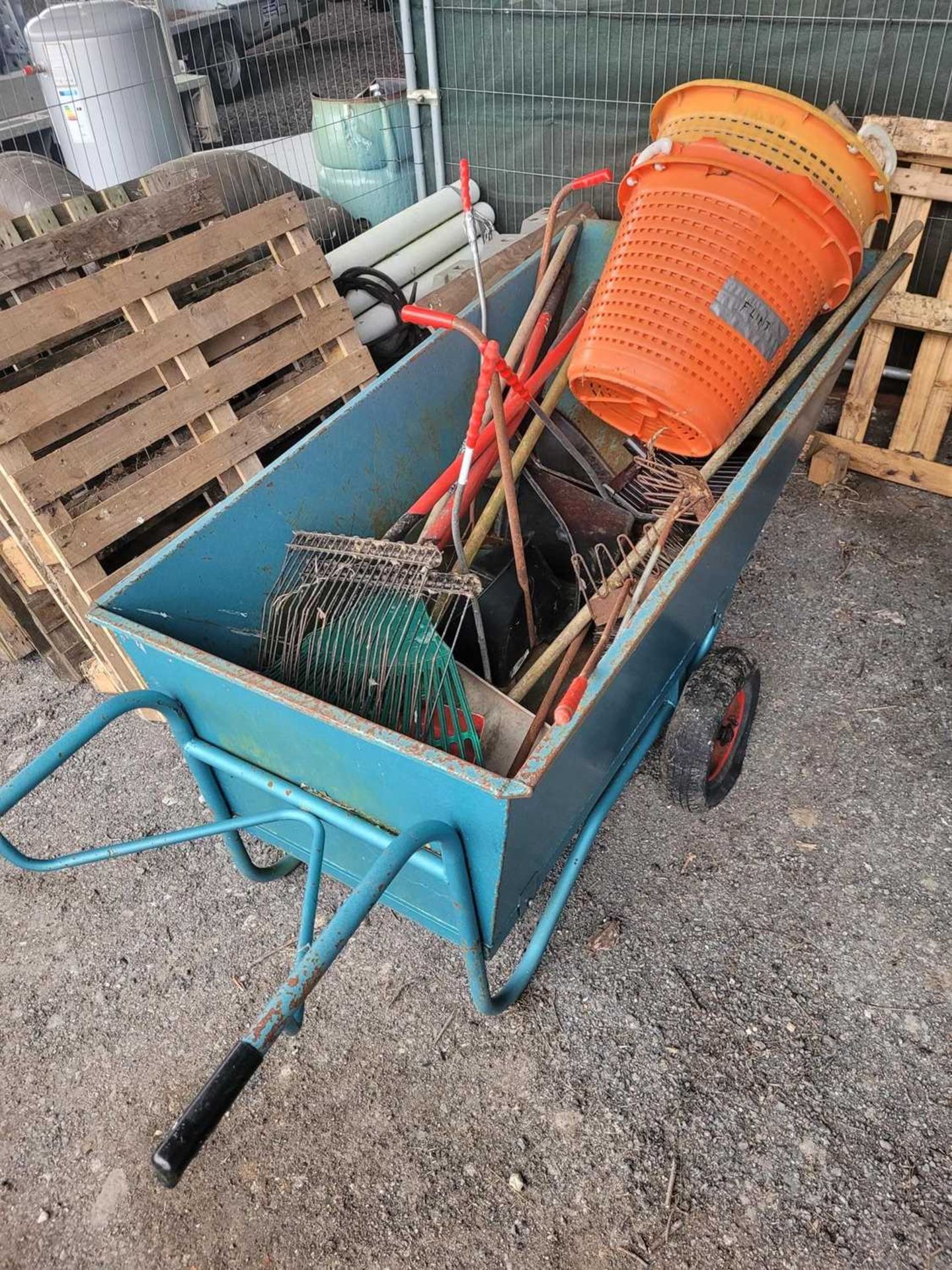 Large muck out barrow with selection of hand tools. (Located in Euston, Thetford) (VAT) - Bild 2 aus 3