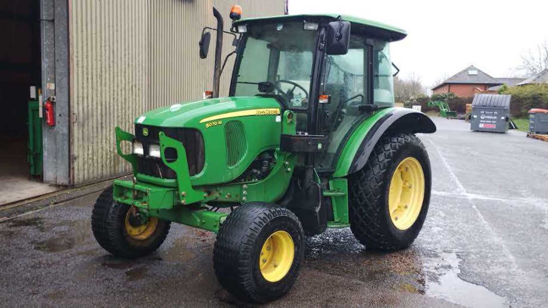 John Deere 5070M tractor with loader. Comes with bucket and tines. Low hours (1,609 hours) (Year / - Image 16 of 25