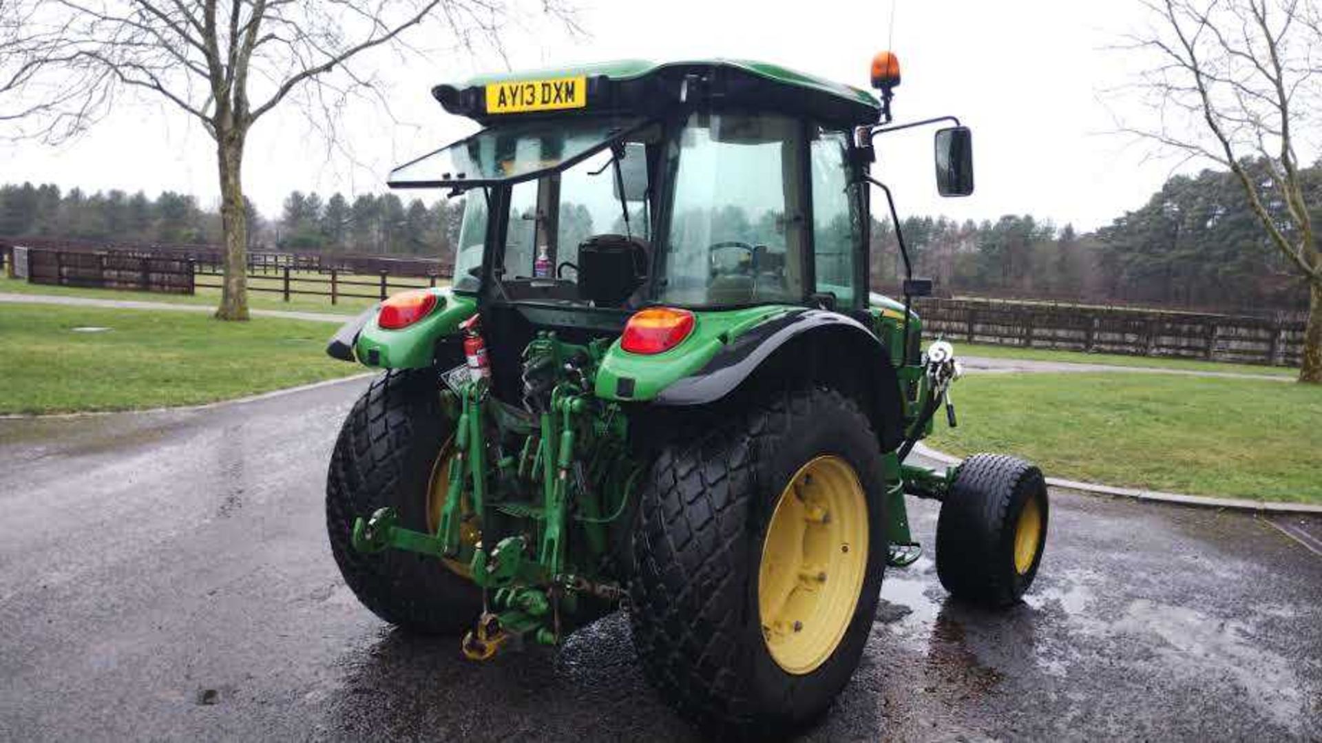 John Deere 5070M tractor with loader. Comes with bucket and tines. Low hours (1,609 hours) (Year / - Image 18 of 25