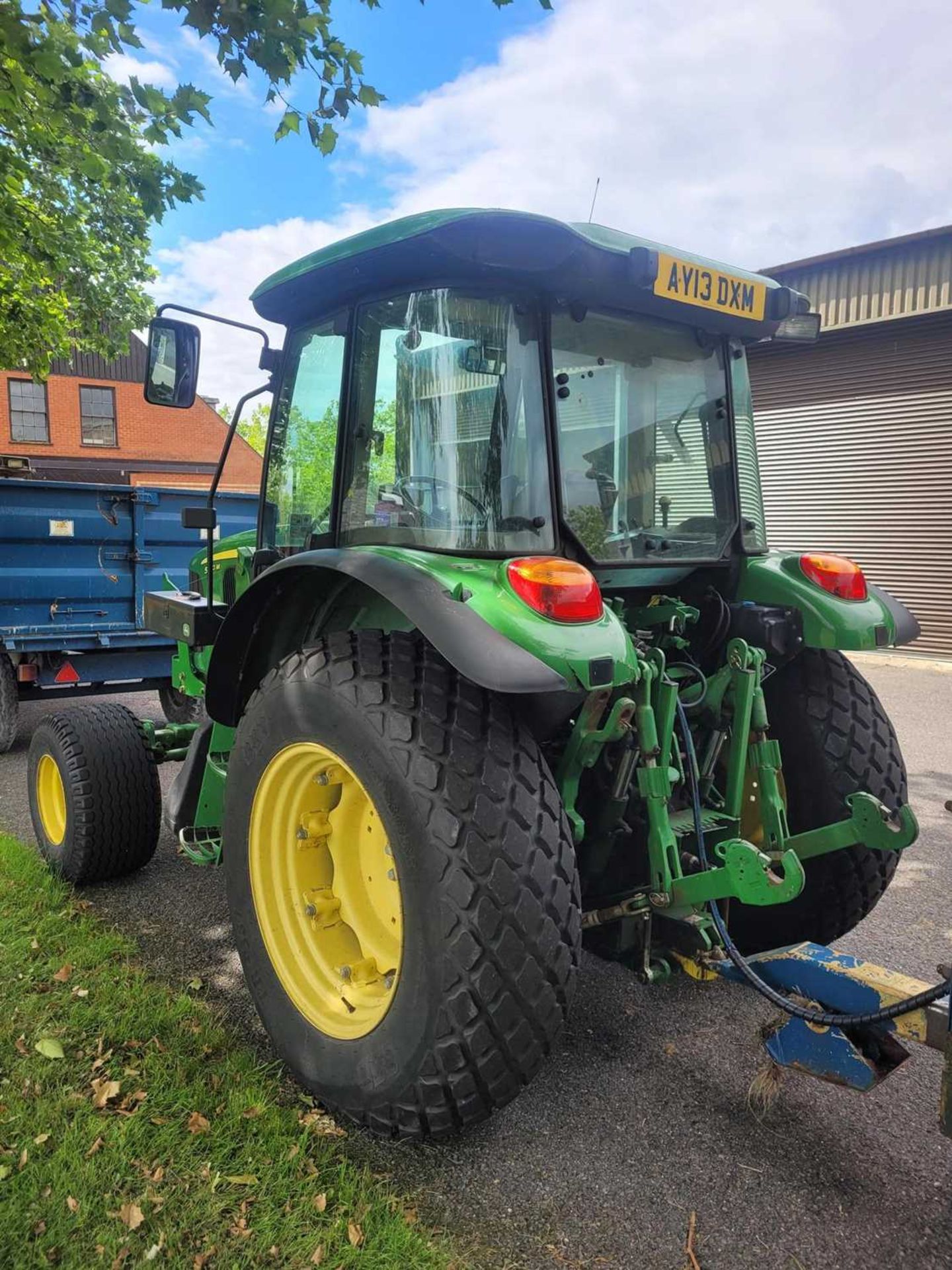 John Deere 5070M tractor with loader. Comes with bucket and tines. Low hours (1,609 hours) (Year / - Image 11 of 25